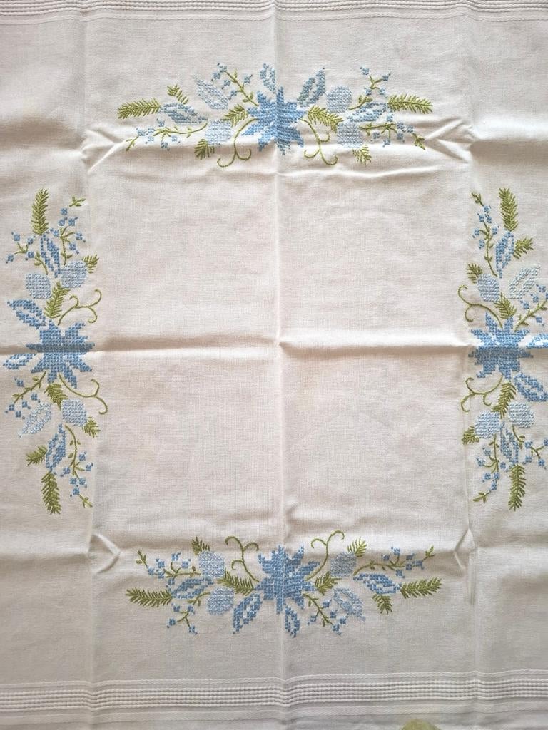 Handgeborduurd wit tafelkleed. Blauwe bloemen. 77x75 cm., Huis en Inrichting, Tafelkleden, Ophalen of Verzenden, Zo goed als nieuw
