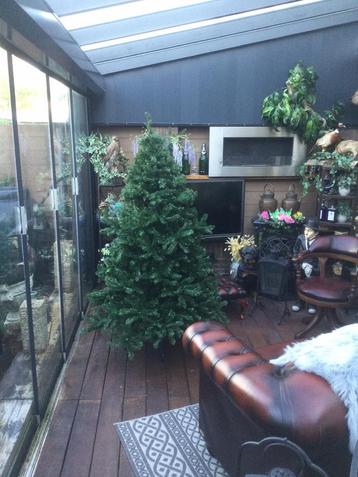 Kunst kerstboom beschikbaar voor biedingen