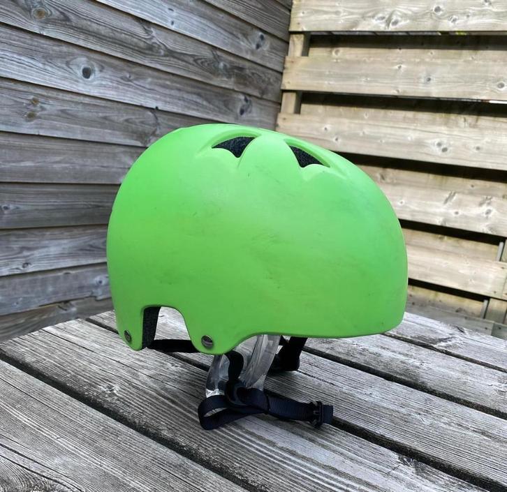 Mooie groene stuntstep helm, Sport en Fitness, Overige Sport en Fitness, Zo goed als nieuw, Ophalen of Verzenden