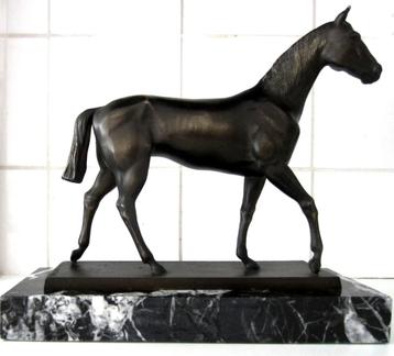 c a 1920/30==staand paard==bronzen beeld==gesigneerd beschikbaar voor biedingen