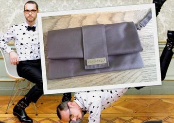 First class KLM grijs toilettasje  ontwerp viktor en rolf  beschikbaar voor biedingen