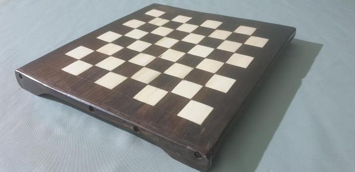 Schaakbord Ivoor & mpingo hout bijzonder afrikaans zwarthout, Hobby en Vrije tijd, Gezelschapsspellen | Bordspellen, Gebruikt