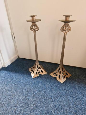 Authentieke metalen kandelaar in art-nouveau stijl.  beschikbaar voor biedingen