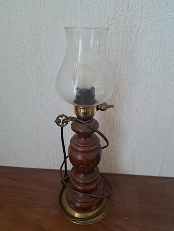 Vintage Houten Tafellamp met Glazen Kap beschikbaar voor biedingen