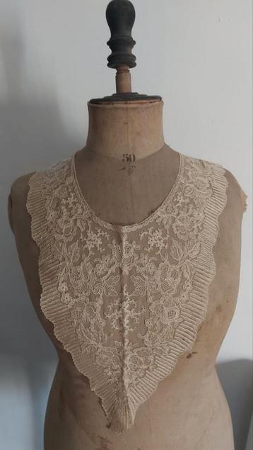 Antieke Franse mooie kraagjes van kant  beschikbaar voor biedingen