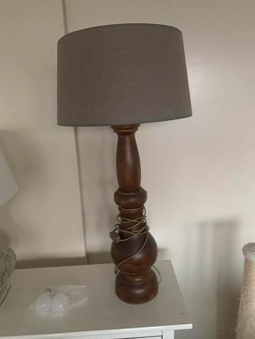 Houten Tafellamp met Grijze Kap beschikbaar voor biedingen