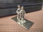 Zilveren miniatuur. Schaatsers op klederdracht . Met merkje, Antiek en Kunst, Antiek | Goud en Zilver, Ophalen of Verzenden, Zilver