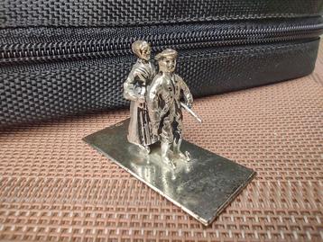 Zilveren miniatuur. Schaatsers op klederdracht . Met merkje  beschikbaar voor biedingen