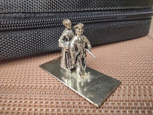 Zilveren miniatuur. Schaatsers op klederdracht . Met merkje, Antiek en Kunst, Antiek | Goud en Zilver, Zilver, Ophalen of Verzenden