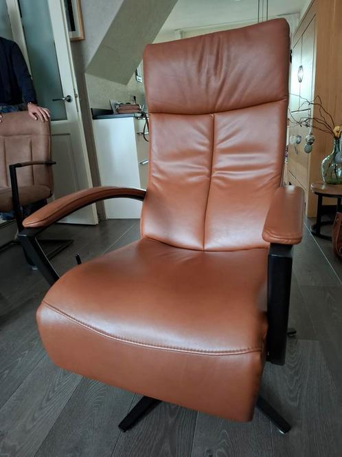 Als nieuw lederen fauteuil, vivre parkett, 2 stuks, Huis en Inrichting, Fauteuils, Zo goed als nieuw, Leer, Metaal, 50 tot 75 cm