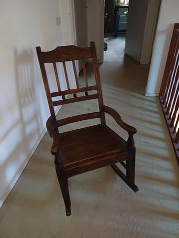 Houten Schommelstoel beschikbaar voor biedingen