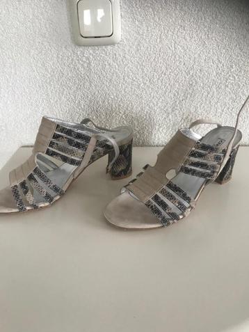 Te koop leuke open schoenen beschikbaar voor biedingen