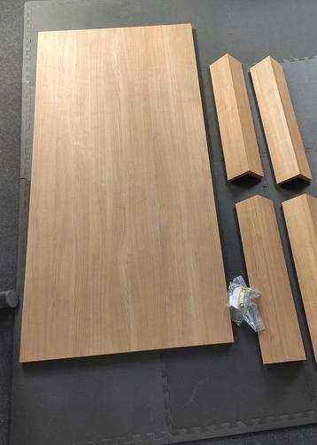 Zware houten tafel van 180x90 cm beschikbaar voor biedingen
