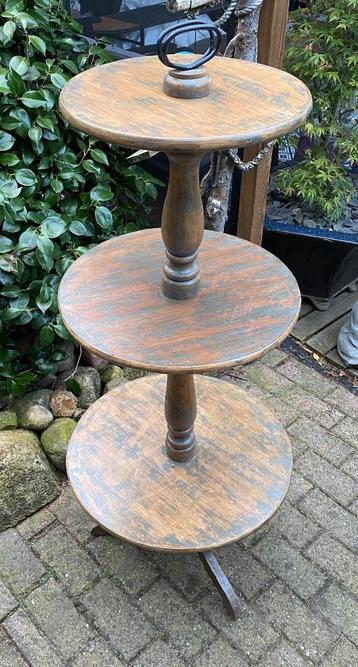Mooie etagere van hout , 130 cm hoog beschikbaar voor biedingen