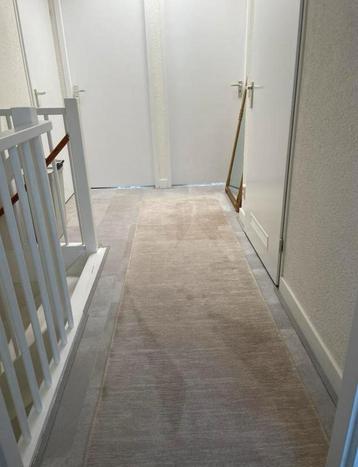 Beige tapijt beschikbaar voor biedingen