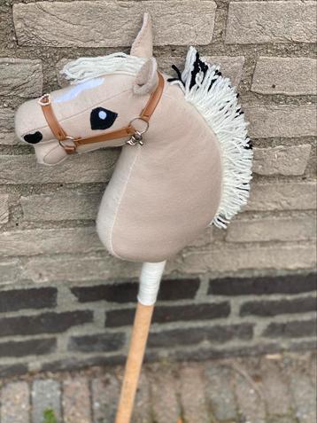 Schattig veulen fjord hobbyhorse. Halster en stok inbegrepen