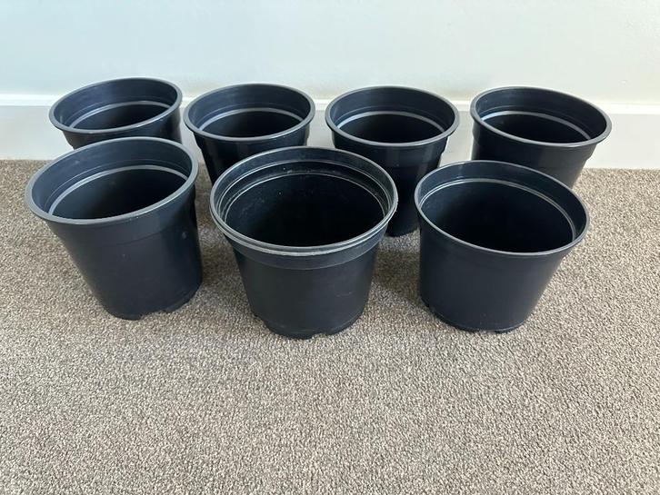 GLOEDNIEUW !! 8 Zwarte Bloempotten., Tuin en Terras, Bloempotten, Nieuw, Kunststof, Binnen, Balkon, Tuin, Minder dan 40 cm, Minder dan 25 cm