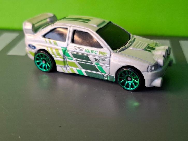 Hotwheels - Ford Escort Rally [wit] 1/60, Hobby en Vrije tijd, Modelauto's | Overige schalen, Zo goed als nieuw, Auto, Ophalen of Verzenden
