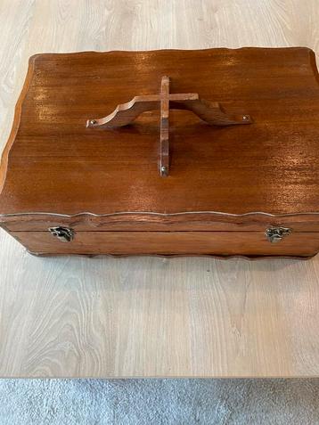 Houten kist met kruis handvat, 40x26x12 beschikbaar voor biedingen