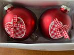 2 Kerstballen van Glas Kleur: Rood met Hartje en Strik Nieuw, Diversen, Kerst, Nieuw, Ophalen of Verzenden