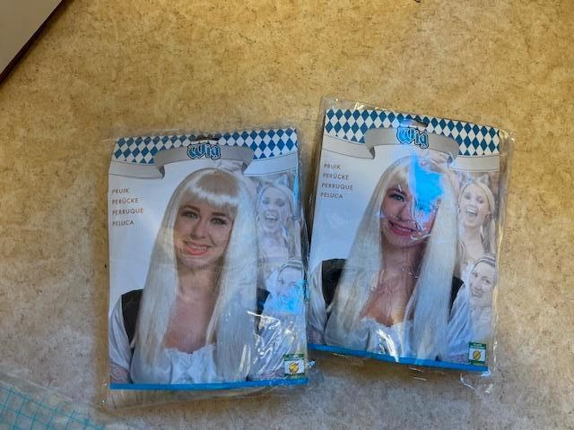 pruik/blond lang haar/2 stuks /carnaval/oktoberfeest/€5 p.s, Ophalen, Zo goed als nieuw, Hoed of Pruik, Carnaval