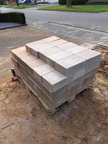 Te koop betonblokken beschikbaar voor biedingen