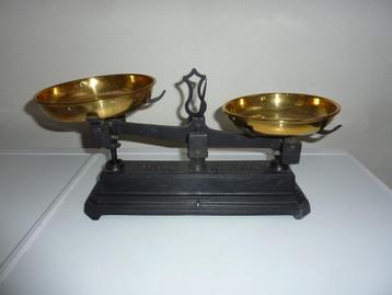 Balansweegschaal met messing schalen. beschikbaar voor biedingen