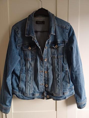 Spijkerjas beschikbaar voor biedingen