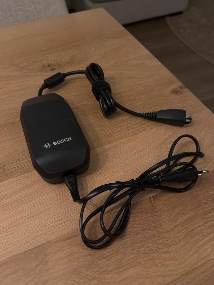 Bosch eBike acculader oplader Battery Charger BPC3200 2A, Fietsen en Brommers, Fietsaccessoires | Fietsaccu's, Zo goed als nieuw