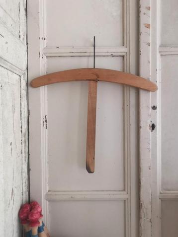 Oude Franse kleerhanger  beschikbaar voor biedingen
