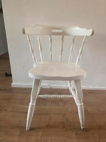 Witte stoel beschikbaar voor biedingen