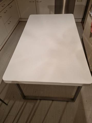 Eettafel plus 4 stoelen (gratis erbij)