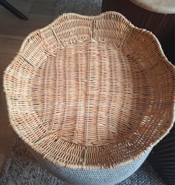 Rotan ronde schaal met golvende rand beschikbaar voor biedingen