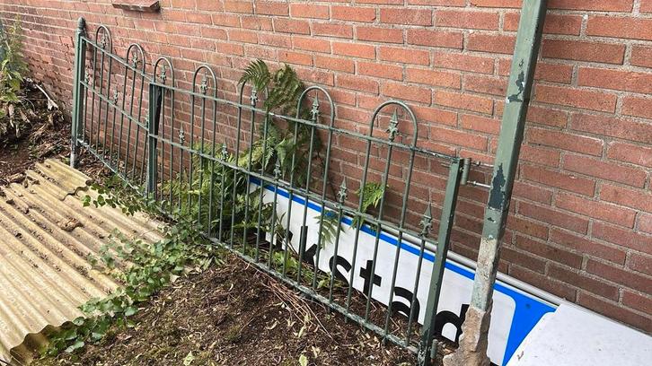 Oud ijzeren sierhekwerk poort, Tuin en Terras, Tuinhekken en Hekwerk, Gebruikt, Sierhekwerk, IJzer, Ophalen