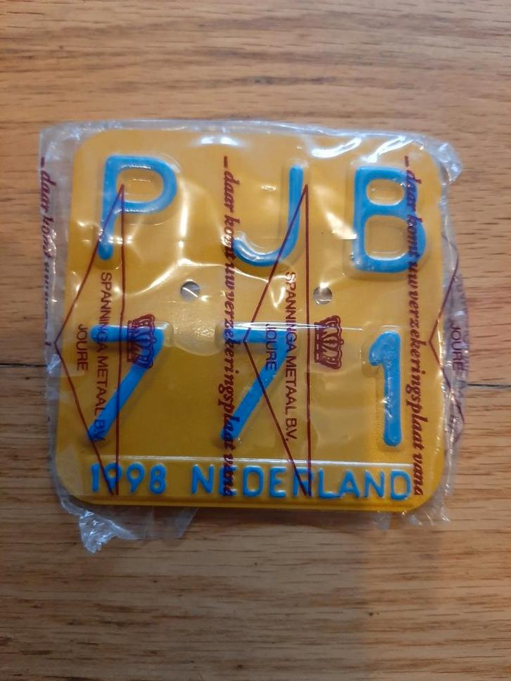 Nieuw Bromfiets kentekenplaatje 1998, Verzamelen, Speldjes, Pins en Buttons, Nieuw, Ophalen of Verzenden