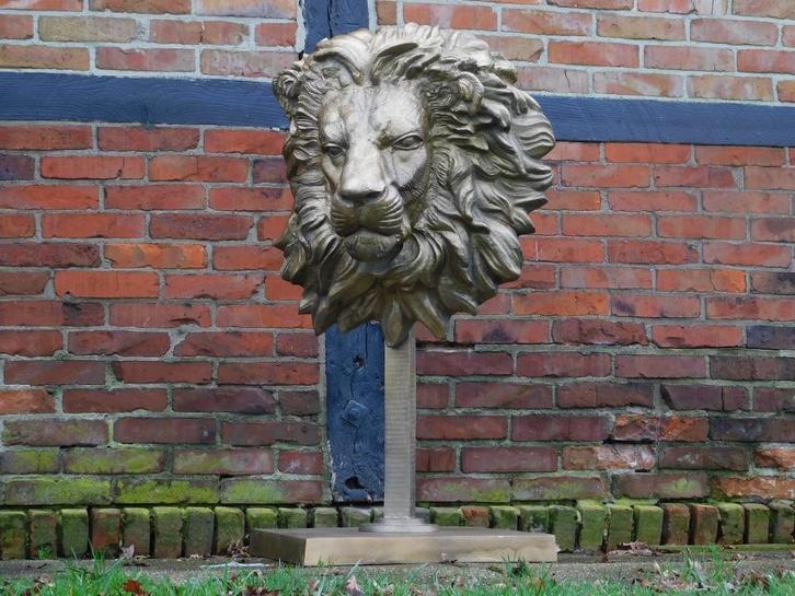 Eenmalig: Grote Leeuwenkop op Standaard - 120 cm - Metaal, Verzamelen, Beelden en Beeldjes, Zo goed als nieuw, Dier, Ophalen of Verzenden