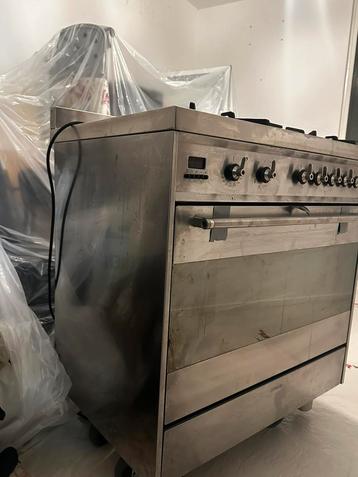 SMEG 5 pits gas fornuis zo goed als nieuw beschikbaar voor biedingen