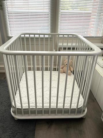 Witte Bopita box vierkant afgeronde hoeken met boxmatras beschikbaar voor biedingen