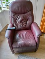 Gebruikte donkerrode Sta op stoel., Huis en Inrichting, Fauteuils, Ophalen, Gebruikt, 50 tot 75 cm