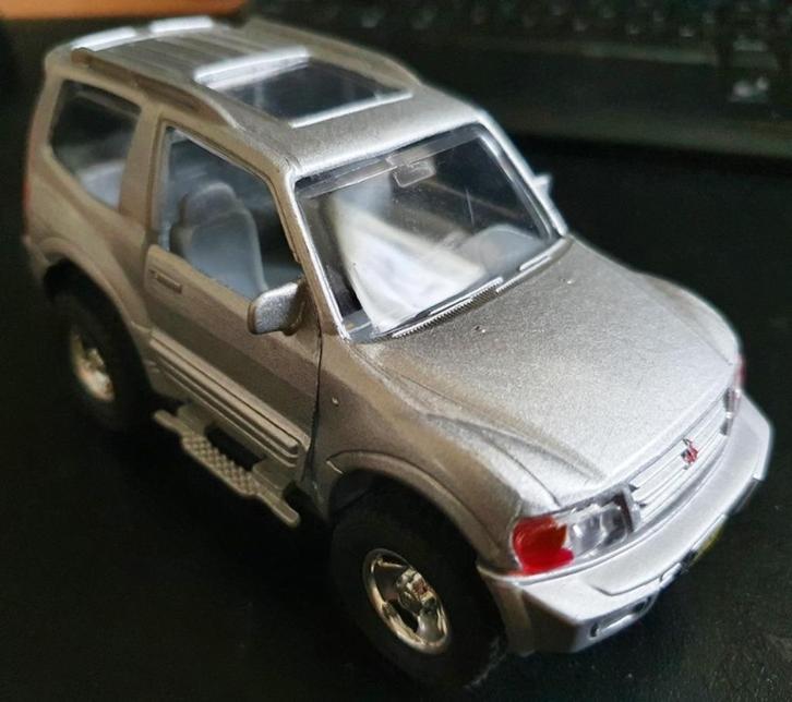 Mitsubishi pajero zilver, Hobby en Vrije tijd, Modelauto's | Overige schalen, Gebruikt, Auto, Ophalen of Verzenden
