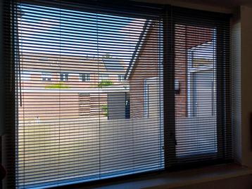 Zwarte luxaflex  beschikbaar voor biedingen