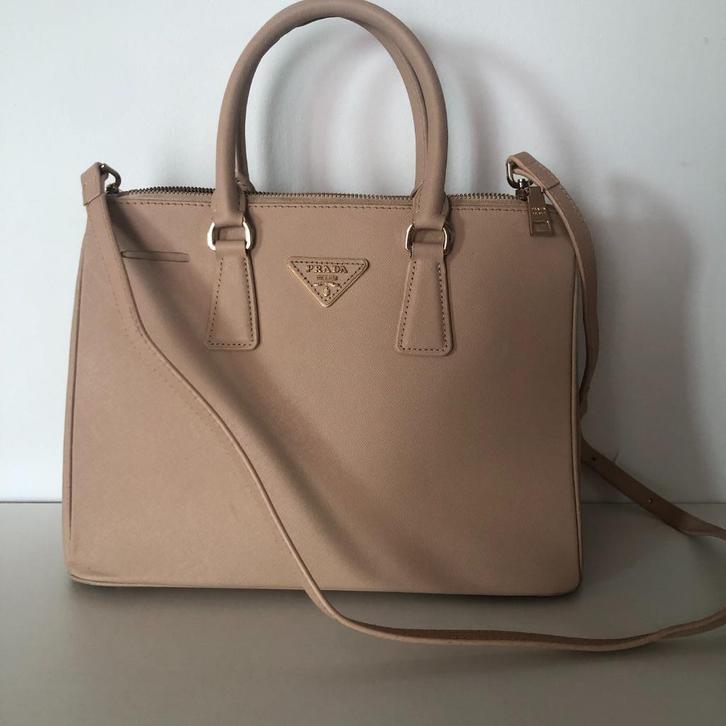 PRADA galleria saffiano leer crossbody tas cameo Goede Staat, Sieraden, Tassen en Uiterlijk, Tassen | Damestassen, Zo goed als nieuw