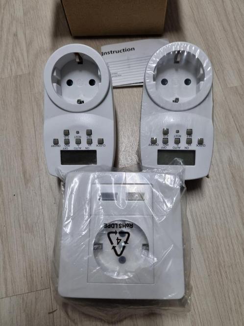 3 x NIEUW : 1x USB-wandcontactdoos 2x digitale tydschakelaar, Doe-het-zelf en Verbouw, Elektra en Kabels, Nieuw, Overige typen