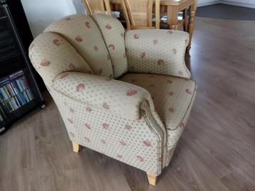 Comfortabele fauteuils met retro print beschikbaar voor biedingen