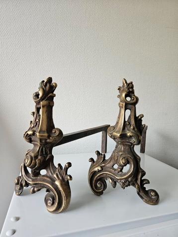 Antieke haardbokken van koper beschikbaar voor biedingen