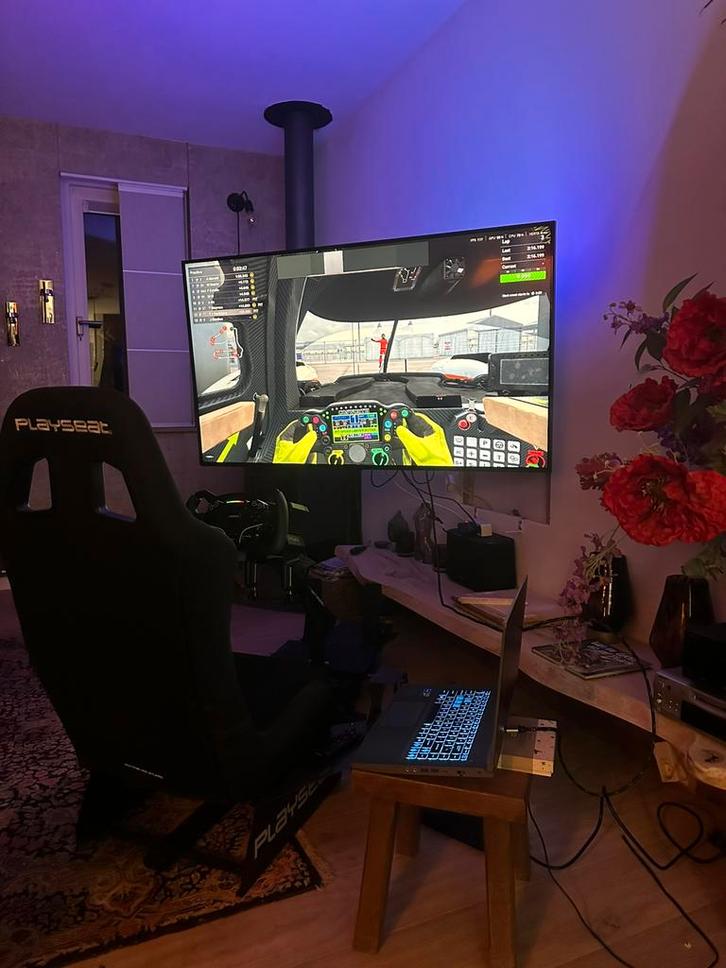 Moza r5 setup met stoel, Spelcomputers en Games, Games | Pc, Zo goed als nieuw, Racen en Vliegen, 1 speler, Vanaf 3 jaar, Ophalen