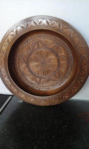 Handgesneden houten decoratief bord beschikbaar voor biedingen