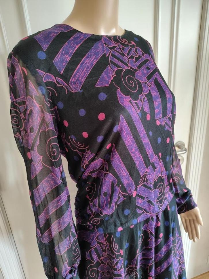 vintage jurk met print, Kleding | Dames, Jurken, Zo goed als nieuw, Maat 38/40 (M), Paars, Onder de knie, Verzenden