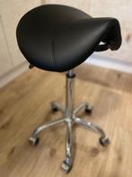 Zadelkruk Ergonomisch Zwart op Wielen (kapperskruk) NIEUW, Ophalen, Zwart, Nieuw, Bureaukruk