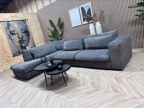 XL Ribstof Hoekbank - Grijs - 340 x 220 / NU €650, Huis en Inrichting, Banken | Bankstellen, Gebruikt, Hoekbank, Vierpersoons of meer